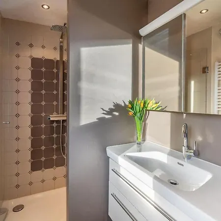 Lake And Mountain View Villa With Free Parking In Huenibach